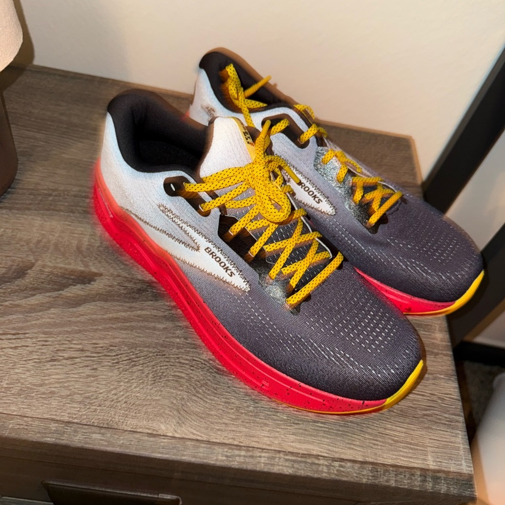 RUN DISNEY BROOKS GHOST 2 MAX  MiCKEY MOUSE
